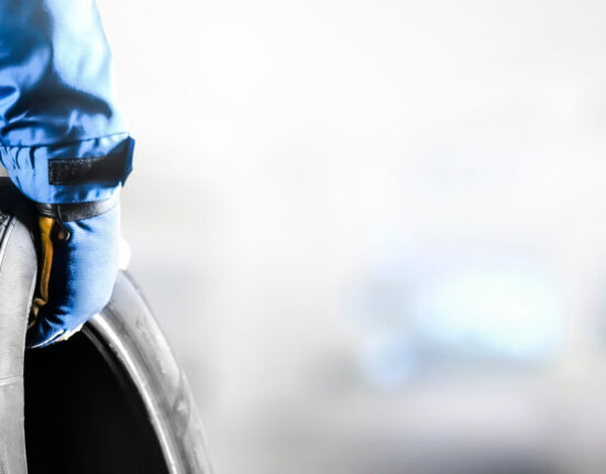 Rehvitehnik soodsaid rehve Tallinas vahetamas