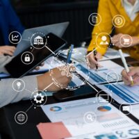 Ettevõtte töötajad arutamas tehisintellekti kasutuselevõttu ja tööprotsesside digitaliseerimist